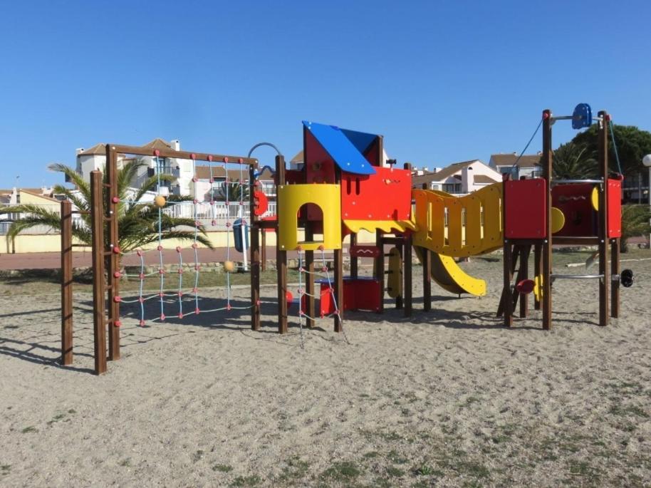 Exposé Plein Sud - Proche du Marché de Noël - Mezzanine pour les enfants - Terrasse extérieure avec Vue magnifique sur le Canigou - Espace jeux pour enfants Le Barcarès Esterno foto